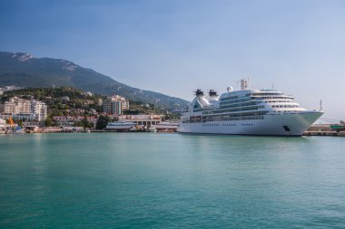 yalta bağlantı noktasından uzakta büyük gemi akşam yelken