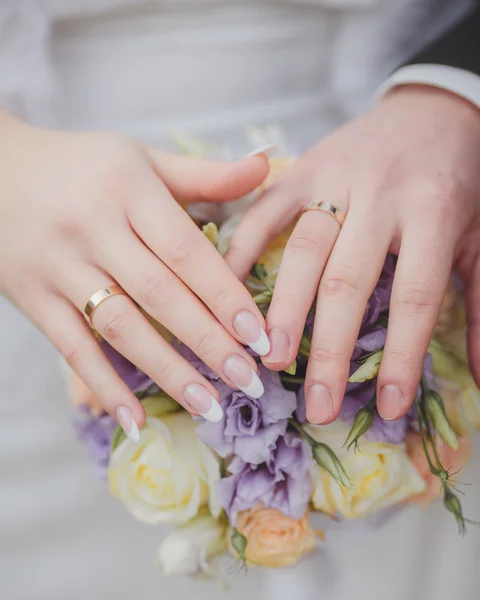Ręce i pierścienie na Bukiet ślubny — Zdjęcie stockowe