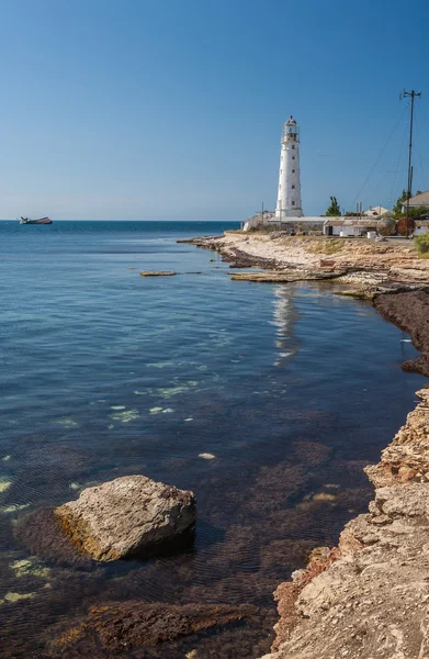 Faro, mar y roca, cielo azul. Crimea . — Foto de Stock
