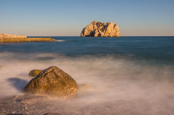 Las olas rompiendo en la roca —  Fotos de Stock