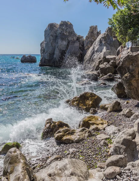 Las olas rompiendo en la roca — Foto de Stock