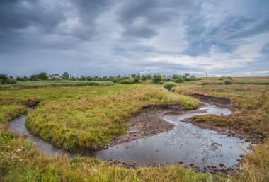 nehir kıyısında ahşap sonbahar