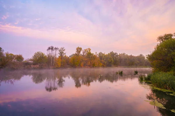 Herbstnebeltag auf einem Fluss. schöner Ort. — Stockfoto