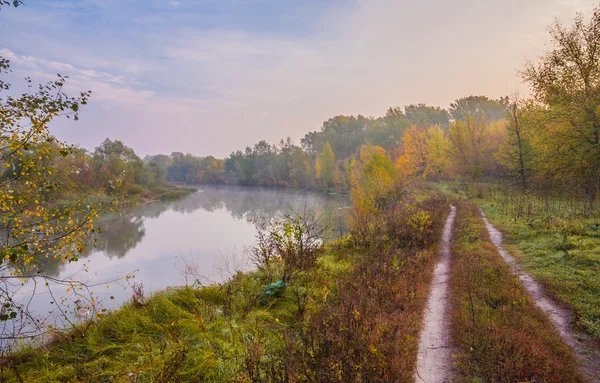 Река и дорога. Осенний пейзаж . — стоковое фото