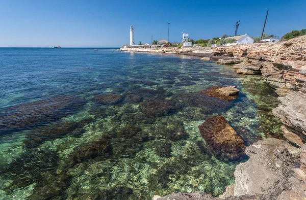 Faro, mar y roca, cielo azul. Crimea . — Foto de Stock
