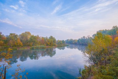 nehir kıyısında ahşap sonbahar