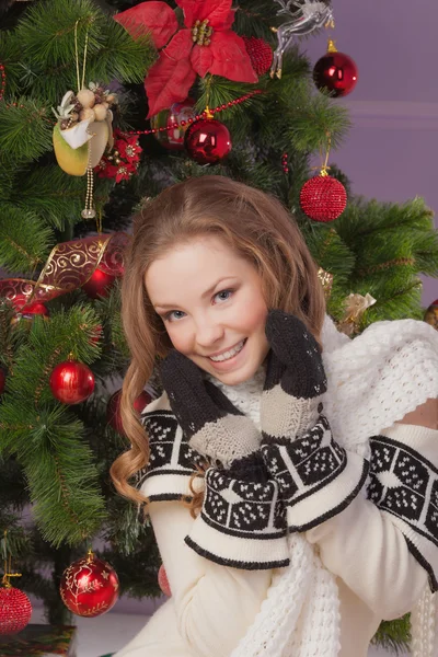 Schöne Mädchen in der Nähe von Weihnachtsbaum — Stockfoto