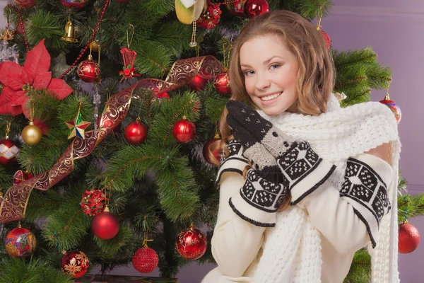 Mooi meisje in de buurt van kerstboom — Stockfoto