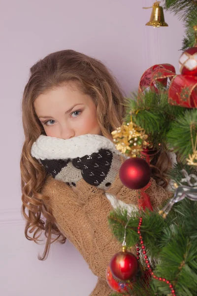 Mooi meisje in de buurt van kerstboom — Stockfoto