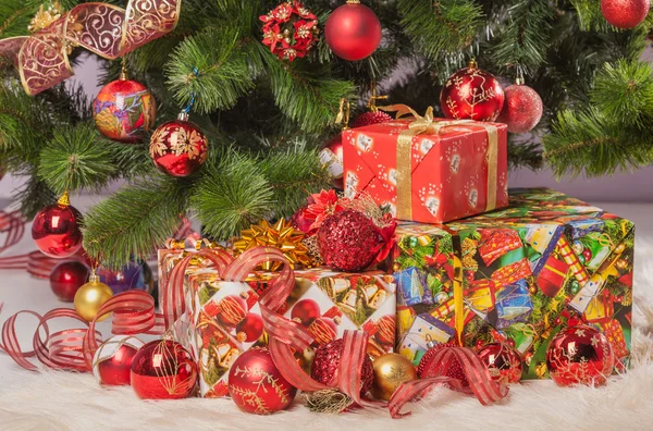 Weihnachtsbaumzweig mit einem Geschenk — Stockfoto