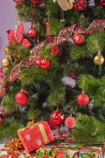 Ramo de árvore de Natal com um presente — Fotografia de Stock