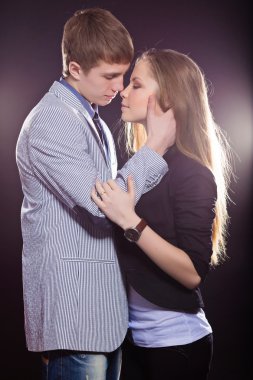 Güzel genç çift gülümseyen