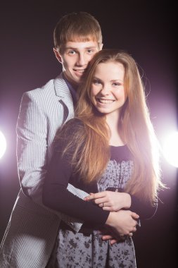 Güzel genç çift gülümseyen