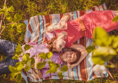 genç bir çift park portresi