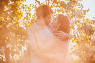 genç bir çift park portresi