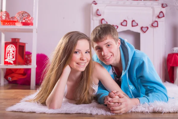 Beautiful young smiling couple — Stock Photo, Image