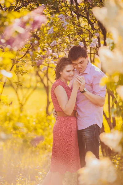 Retrato de pareja joven en el parque — Foto de Stock