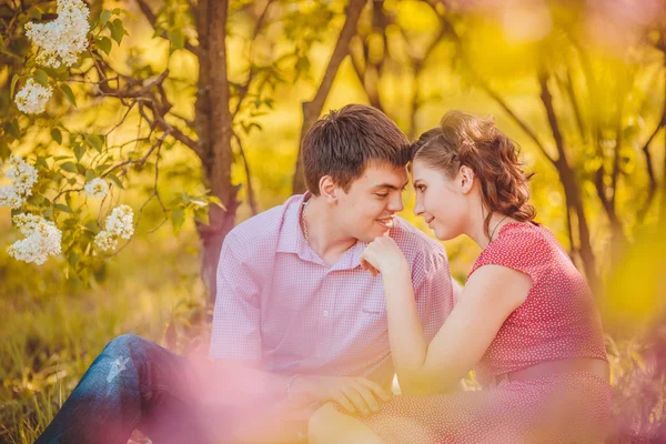 Porträt eines jungen Paares im Park — Stockfoto