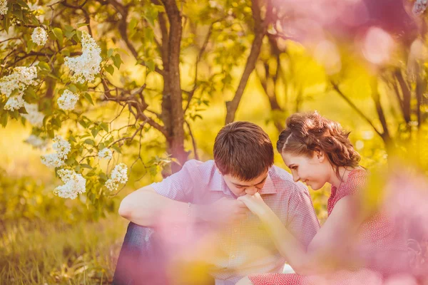 Retrato de pareja joven en el parque — Foto de Stock