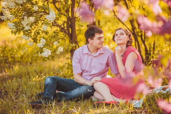 Retrato de jovem casal no parque — Fotografia de Stock