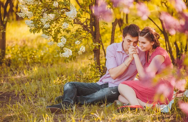 Portrait de jeune couple dans le parc — Photo