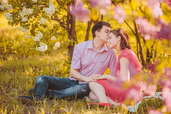 Portret van een jong koppel in park — Stockfoto