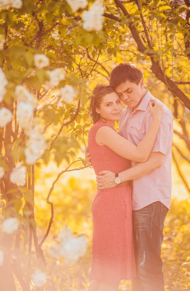 Retrato de jovem casal no parque — Fotografia de Stock