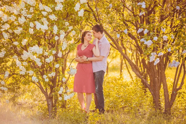 Retrato de pareja joven en el parque — Foto de Stock