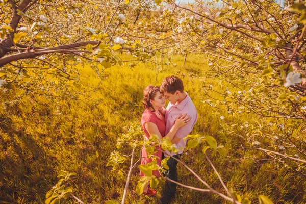 Retrato de jovem casal no parque — Fotografia de Stock