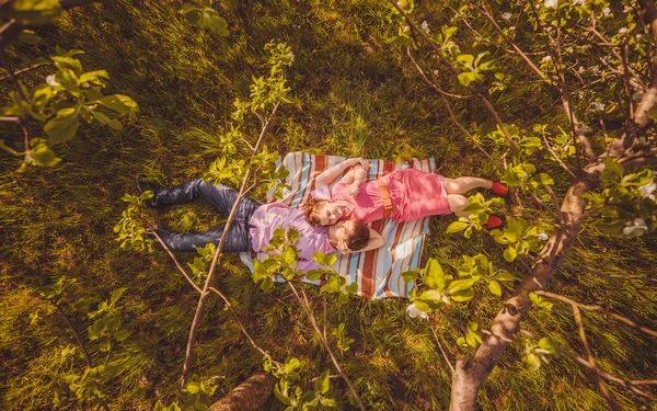 Portrait of young couple in park — Stock Photo, Image