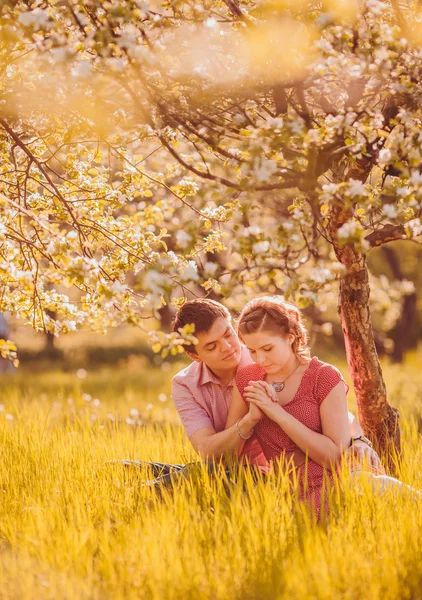 Portrait of young couple in park — Stock Photo, Image