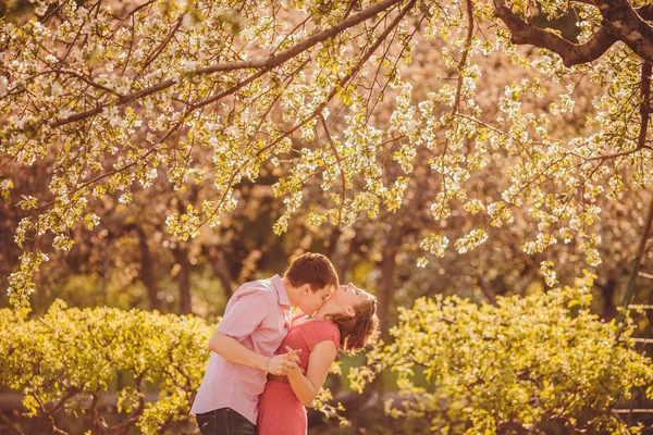 Retrato de jovem casal no parque — Fotografia de Stock