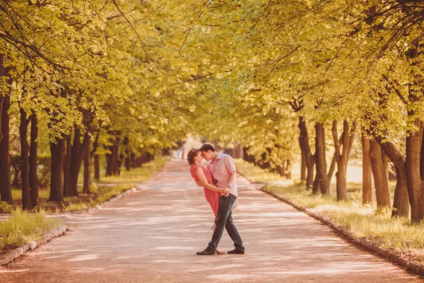 Porträt eines jungen Paares im Park — Stockfoto