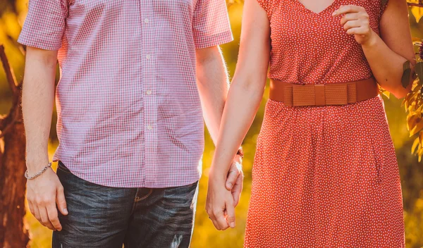 Retrato de pareja joven en el parque — Foto de Stock