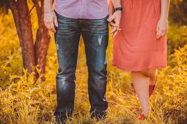 Portrait of young couple in park — Stock Photo, Image