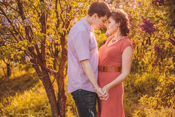 Retrato de pareja joven en el parque — Foto de Stock