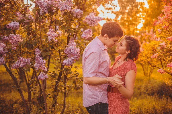 Portrét mladého páru v parku — Stock fotografie