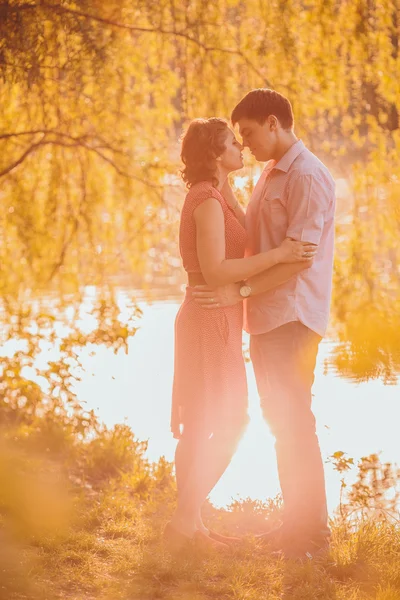 Porträt eines jungen Paares im Park — Stockfoto