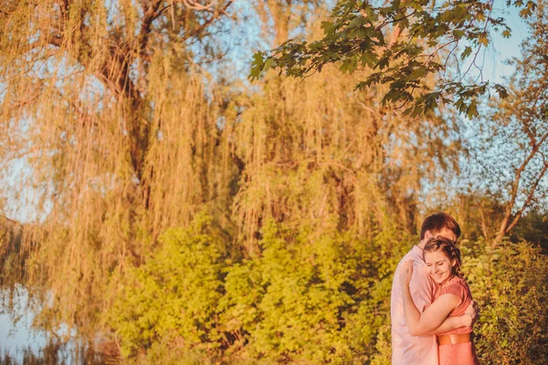 Portrait of young couple in park — Stock Photo, Image