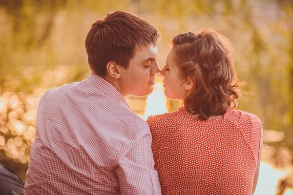 Portrait de jeune couple dans le parc — Photo