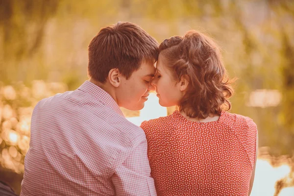 Retrato de pareja joven en el parque — Foto de Stock