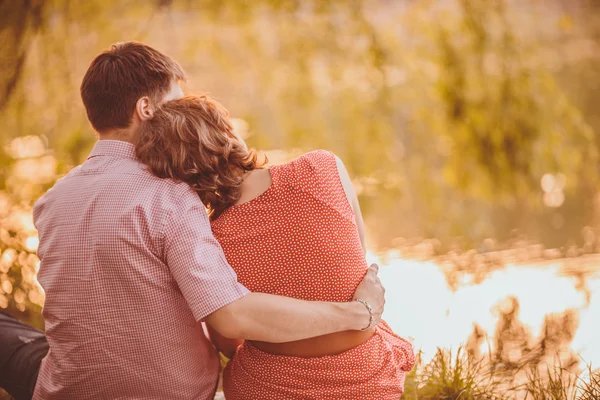 Portrait of young couple in park — Stock Photo, Image