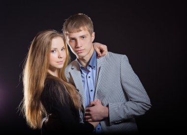 Güzel genç çift gülümseyen