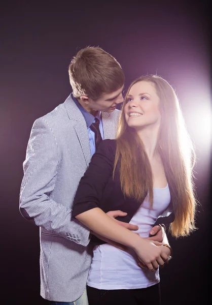 Belle jeune couple souriant — Photo