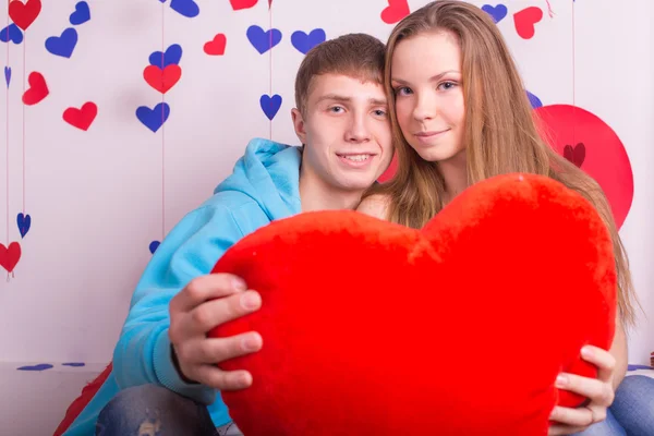 Beautiful young smiling couple — Stock Photo, Image