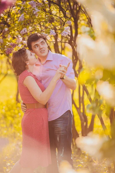 Retrato de jovem casal no parque — Fotografia de Stock