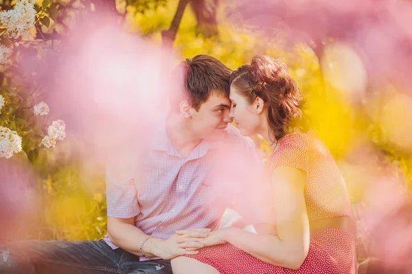 Portrait of young couple in park — Stock Photo, Image