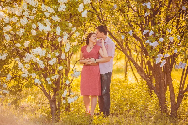 Portrait of young couple in park — Stock Photo, Image