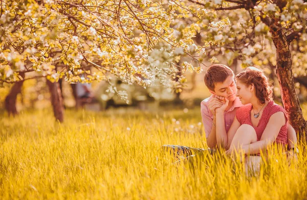 Retrato de jovem casal no parque — Fotografia de Stock