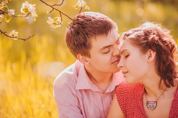 Portrait of young couple in park — Stock Photo, Image